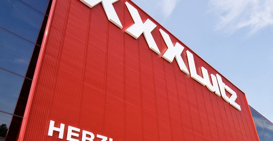 In der Schweiz hat XXXLutz Möbelhaus in Dietikon seinen Sitz… 