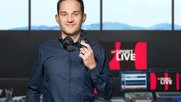 Ob Hintergrundrecherche, Matchzusammenfassung oder Radioeinschaltung: Silvan Schweizer schätzt die Abwechslung in seinem Job...              (Bild: SRF)