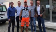 Montagmorgen um 7 Uhr im Logistikcenter Wallisellen: Albert Zeqaj, Leiter Operations, Urs Ramsauer, Kundenberater Advertising Market, Marcel Naef, Logistik, Manuel Wenk von Galaxus, und APG-CEO Markus Ehrle (v.l.)