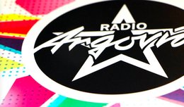 Ein Radio erhält Sukkurs von ganz oben...