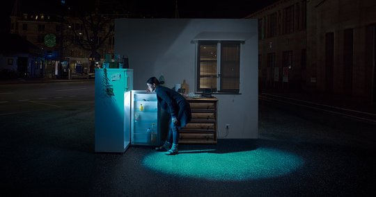 Die Sujets wurden auf dem Zürcher Heimplatz aufgebaut, wo abends farbige Lichtpunkte die Umgebung abtasten...   (Sujet HEKS) 