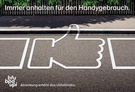 Plakativ, aber ohne Mahnfinger: Immer anhalten für Tätigkeiten, die einen ablenken...   (Sujet: Ruf Lanz)