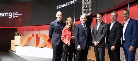 Strahlen um die Wette: Die Verwaltungsräte Marc Walder, Michèle Rodoni, Pietro Supino, Christian Osterland und Verwaltungsratspräsident Jörn Nikolay sowie SMG-CEO Christoph Tonini…  (v.l., Bild: SIX/zVg)