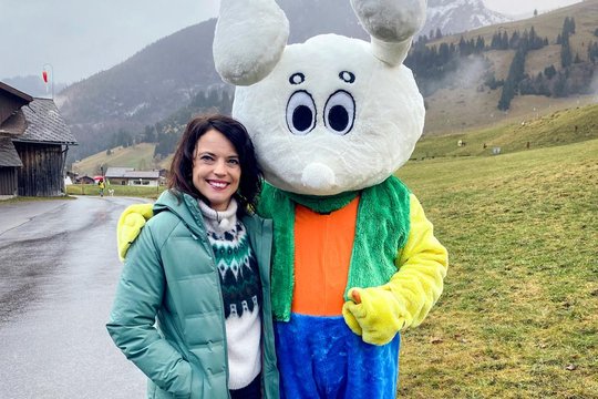 Mona Vetsch mit Skischul-Maskottchen «Snowli» hat die Grimmialp im bisher miserablen Winter zweimal besucht…         (Bild: SRF) 