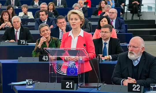 EU-Kommissionspräsidentin Ursula von der Leyen will die Facebook & Co. verpflichten offenzulegen, welche Medienanbieter vom News-Feed ausgeschlossen werden. (Bild Wikipedia)