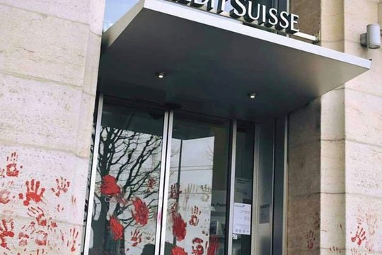 Besuch von Klimaaktivisten bei der Credit Suisse... (Bild © Grève du Climat - Suisse)