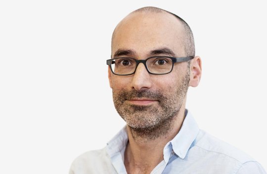 Hier war die Welt noch weniger kompliziert. Oliver Washington als TV-Journalist vor seinem Wechsel ins Bundeshaus Anfang 2024...    (Bild: SRF/zVg)