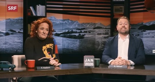 Fabienne Hadorn und Gabriel Vetter haben im Sommer Zwangspause. Als Ersatz für ihr Satiremagazin «Sendung des Monats» werden Konserven von Live-Mitschnitten Schweizer Comedians ausgestrahlt…  (Bild: Screenshot Januar-Sendung)