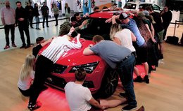 «Autoknutscher» in der Shopping Arena