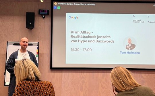 Tom Hofmann, CEO von Wicked Design, unterzieht die KI im Alltag einem Realitätscheck... (Bild: © Klein Report)