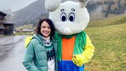 Mona Vetsch mit Skischul-Maskottchen «Snowli» hat die Grimmialp im bisher miserablen Winter zweimal besucht…         (Bild: SRF) 