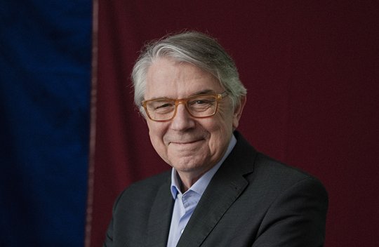 Ulrich Khuon wird die künstlerische Verantwortung für das Schauspielhaus im Sommer 2024 als Intendant und Vorsitzender der Geschäftsleitung übernehmen…           (Bild: zVg)