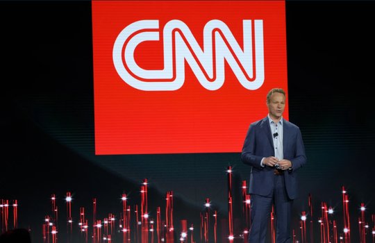 Chris Licht versucht sich bei seinen Mitarbeitenden für mögliche Fehler zu entschuldigen, doch es hat nicht mehr geholfen...     (Bild: CNN)