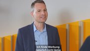 Oliver Egger, Geschäftsführer für den Medien- und Werbemarkt der Post, erklärt in einem Video die neuen Werbeangebote der Schweizerischen Post…           (Screenshot Post)