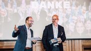 Der neue Präsident Matthias Kiess (l.), CEO der TBWA Switzerland, verabschiedet Andreas Widmer, der die IAA Swiss Chapter 11 Jahre lang geführt hat...         (Bild IAA Swiss Chapter, zVg)
