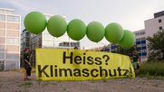 Das Transparent war im TV kaum zu sehen