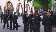 Die Ermittler vermuten, dass die Linksextreme die ZDF-Journalisten mit Corona-Leugner verwechselt haben. Am Boden die kaputte Kamera. (Bild © ZDF)
