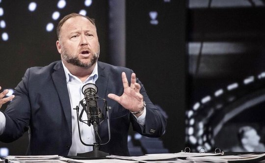 Die Firma «Infowars» von Alexander Emerick Jones hat im April 2022 Konkurs angemeldet...