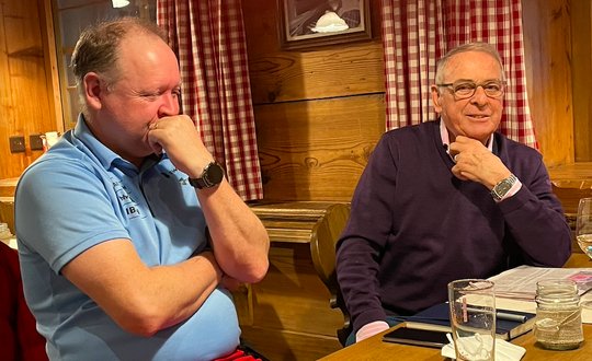 «Eine Kulisse, die auf der ganzen Welt gesucht - und nirgends gefunden werden kann»: Adolf Ogi (r.) und Swiss Ski-Direktor Bernhard Aregger. (Bild © A.H.)