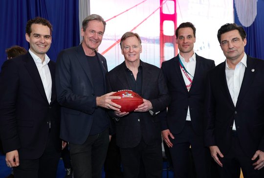 Claudius Senst, Mathias Döpfner (Axel Springer) mit Roger Goodell, Alexander Steinforth und Gerrit Meier (NFL) beim Super Bowl LX 2026 (v.l.) (zVg)