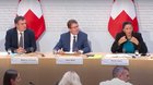 Der Post-Minister (Mitte) will das Kerngeschäft des halbstaatlichen Betriebs im Gesetz präzisier definieren... (Bild: Screenshot Klein Report)
