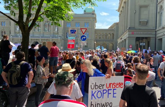 Anti-Lockdown-Demo Mitte Mai in Bern: «Wer ein Heft betitelt mit 'Corona – das riesige Nichts', der muss davon ausgehen, dass der Leser das so versteht, dass es dieses 'riesige Nichts' nicht gibt. Sonst wäre es ein 'Etwas'.»