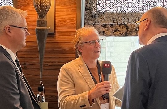 Verteidigungsminister Martin Pfister (r.) sprach unter anderem über die Informations- und Cybersicherheit und die aktuellen Risiken für die Schweiz... (Bild: Dreikönigstagung 2026/Klein Report)