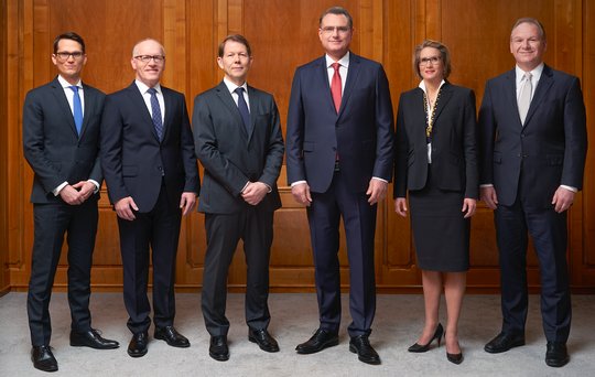 Männerquote: Das erweiterte Direktorium um den Nationalbankpräsidenten Thomas Jordan (vierter von links) (Bild © SNB)