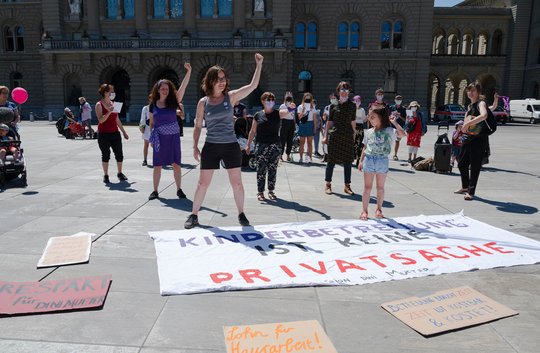 Über den ganzen Tag verteilt demonstrieren Frauen gegen Diskriminierung und für bessere Löhne... (Bild: zVg/Syndicom)