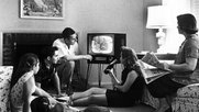 Da war das Programm noch übersichtlich: Fernsehabend in einer US-Familie in den 1950er Jahren. (Bild Wikipedia)