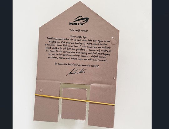 Das personalisierte Mailing für die Werft 52 ist nicht nur eine Einladung für einen Bootsapéro, sondern ein Badewannenschiffchen mit eigenem Antrieb…    (Bild: zVg)
