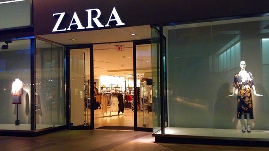 Bald kommt ein neues Schild: Zara und die weiteren Marken von Inditex sollen in Russland mit neuen Besitzern unter neuem Namen wieder öffnen...          (Bild: Moskau Times)