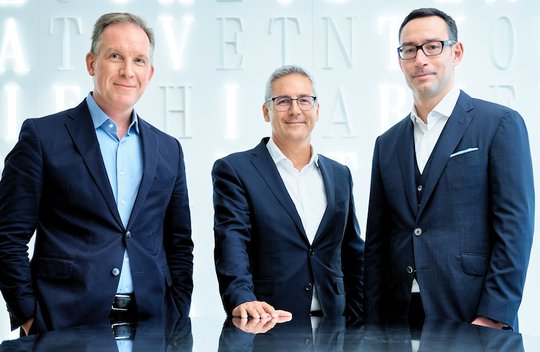 Schulterschluss über den Gotthard: Roman Geiser, CEO & Managing Partner von Farner, Fabio Corti, CEO von SRI, und Michel Grunder, Farner-Partner & Head of Public Affairs
