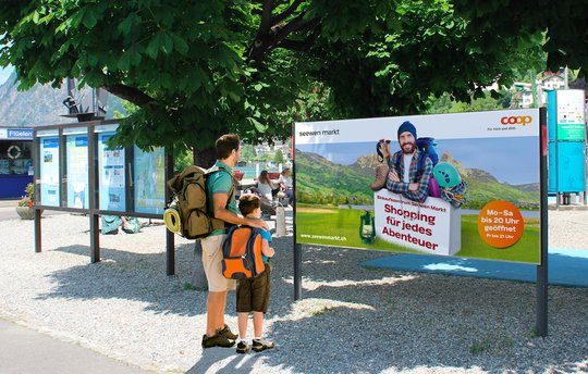 Unternehmungslustig in der «Erlebnisregion Mythen»: Die Kampagne soll neben den Touristen auch Einheimische erreichen. (Bild zVg)