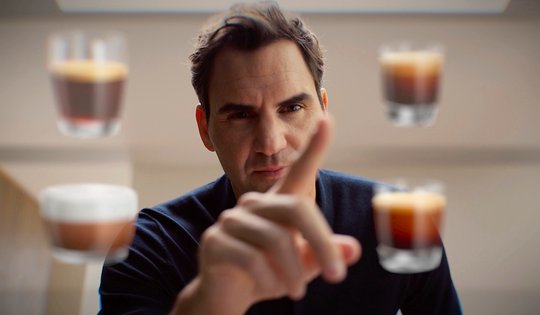 Blick durch den Touchscreen: Im Werbespot entdeckt das Tennis-Ass die «inneren Werte» der Kaffeemaschinen... (Bild: zVg)