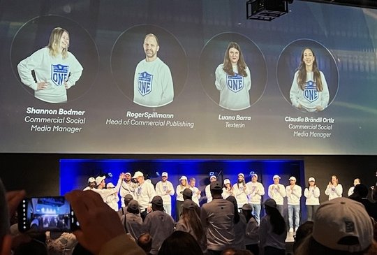 Die Co-Leiter der Vermarktung, Giovanni Cauterucci und Mehmet Inan, begrüssten das gesamte Sales-, Publishing- und AdTech-Team auf der Bühne...      (Bild © Klein Report)