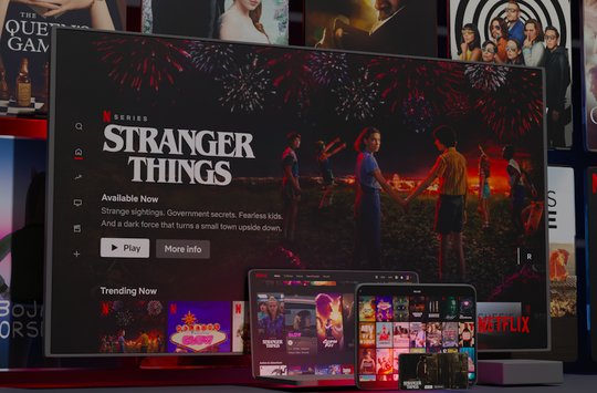 Netflix spürt die Konkurrenz: Zu den bisherigen Rivalen wie Disney+, HBO Max oder Apple TV sind nämlich neue wie Peacock oder Paramount+ hinzugekommen. (Bild © Netflix)