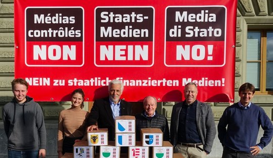 Referendumskomitee (v.l.n.r.): Alec von Barnekow (Jeunes Libéraux-Radicaux, FR), Evelyn Motschi (Jungfreisinnige, AG), Peter Weigelt (Präsident, SG), Bruno Hug (SG), Philipp Gut (Geschäftsführer, AG) und Christian Keller (BS). (Bild zVg)