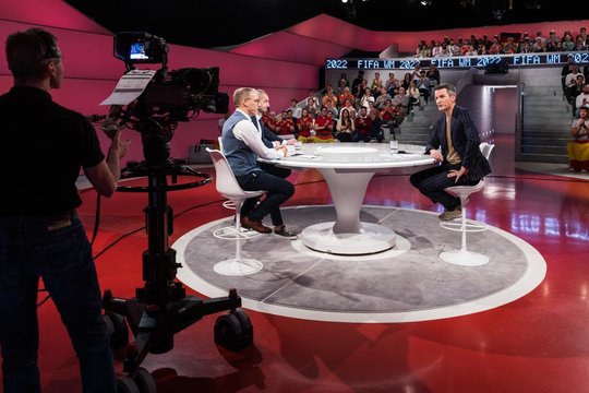 «SRF Sport Live»: WM-Studio, Fussball-WM Katar 2022. Moderator Paddy Kälin (r.) und die Experten Peter Knäbel und Mladen Petric…         (Bild: SRF/Gian Vaitl)