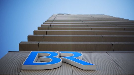Nicht nur das Dach des BR in München, auch das Kostendach ist am oberen Ende nicht mehr klar zu erkennen...          (Bild: BR)
