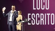 Loco Escrito war der Abräumer des Abends. Der Betonblock wurde ihm überreicht von Lara Stoll...      (Bild: SMA)