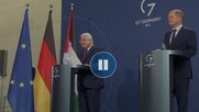 Bundespressekonferenz vom 16. August. Ungerührt lässt Scholz einen Holocaust-Leugner im Kanzleramt vor versammelter Presse sprechen...           (Screenshot ARD) 