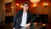 Der junge Journalist Sebastian Briellmann startet ab Montag einen neuen Podcast. (Bild: Nicole Pont)