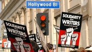 11'500 Autorinnen und Autoren streiken in Hollywood bereits. Jetzt könnten die Darstellerinnen und Darsteller ihrem Beispiel folgen…      (Bild: Variety)