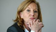 Patricia Schlesinger tritt nur halb zurück und hält an ihrem Posten trotz schwerwiegenden Vorwürfen als Intendantin des RBB fest...      (Bild © RBB)