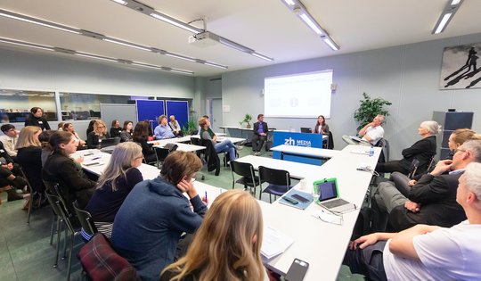 Polizei-Panel am JournalimusTag 2022: Welche Informationen dürfen Polizistinnen und Polizisten den Medienschaffenden geben – und welche nicht?      (Bild © QuaJour/Raphael Hünerfauth)