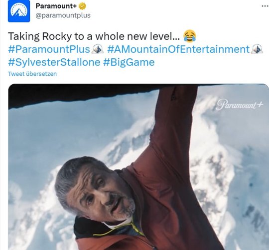 Als Trailer veröffentlichte Paramount+ ein Video, in dem Stallone als waghalsiger Kletterer an einer in den Fels gemeisselten Nase baumelt...         (Screenshot Paramount+)