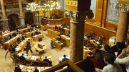 6 zu 6 - Knapper gehts kaum: Nur der Stichentscheid der Kommissionspräsidentin machte vorderhand den Weg frei für weiteres Firmen-Shopping... (Bild © parlament.ch)