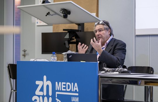 «Bedrohung und Resilienz: Wie Medienschaffende mit Angriffen umgehen»: Vinzenz Wyss am «JournalismusTag 25» in Winterthur...  (Bild: zVg/© Raphael Hünerfauth)