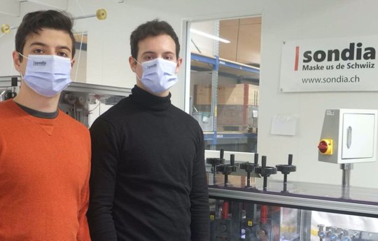 Vor aller Munde: Die Brüder und Jungunternehmer Rafael (l.) und Gabriel Sonderegger entdecken die Masken als Werbeflächen...
